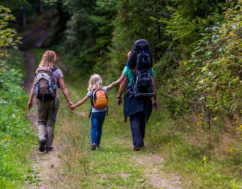 Familie beim Wandern im Wald am Feldberg