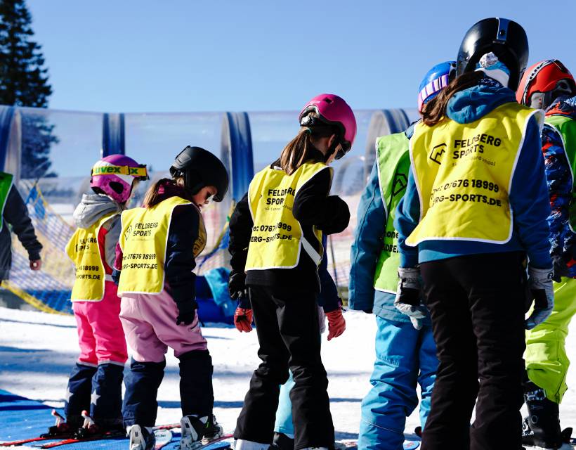 Kinder in der Skischule auf der Piste