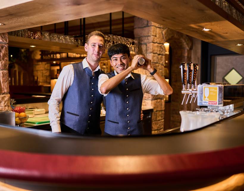 Zwei Barkeeper im Feldberger Hof