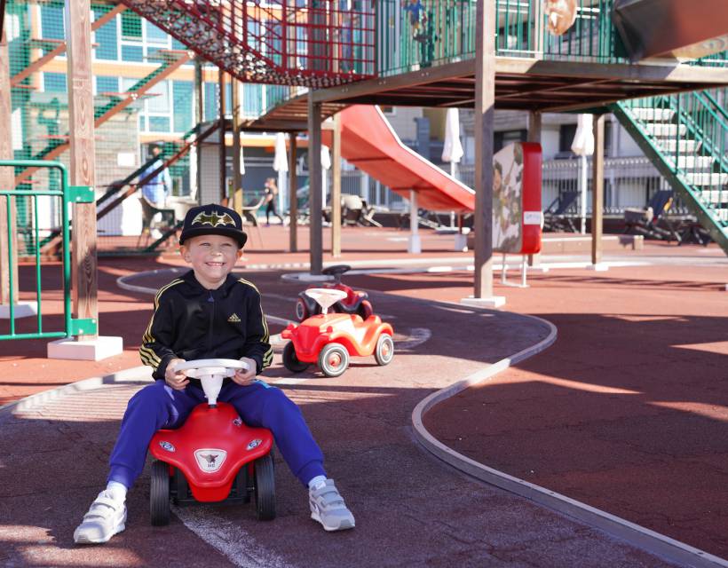 Kind auf Bobby Car
