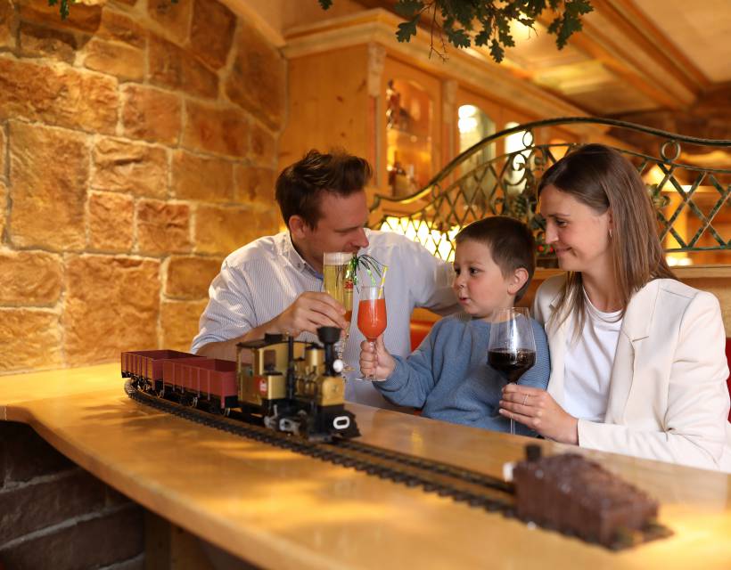 Familie hat Getränke von einem Modellzug gebracht bekommen