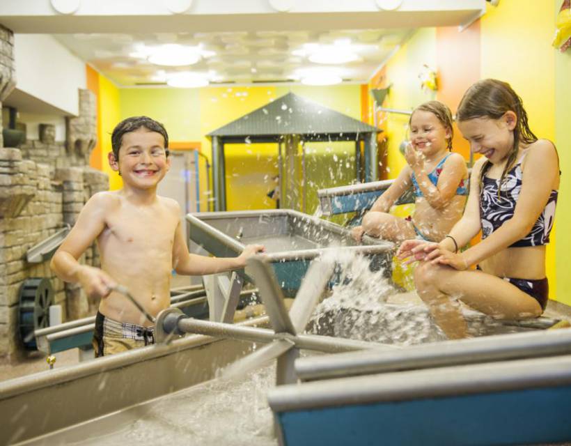 Kinder am Wasserspielplatz im Feldberger Hof