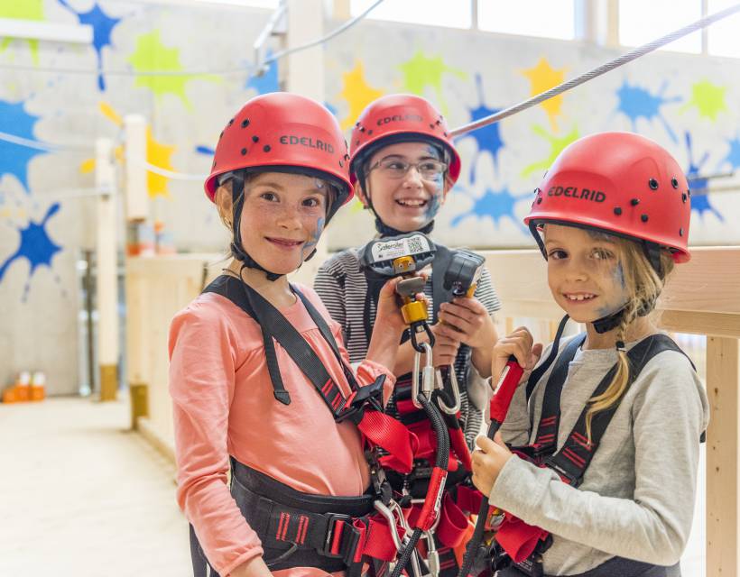Kinder mit Kletterausrüstung in der Fundorena
