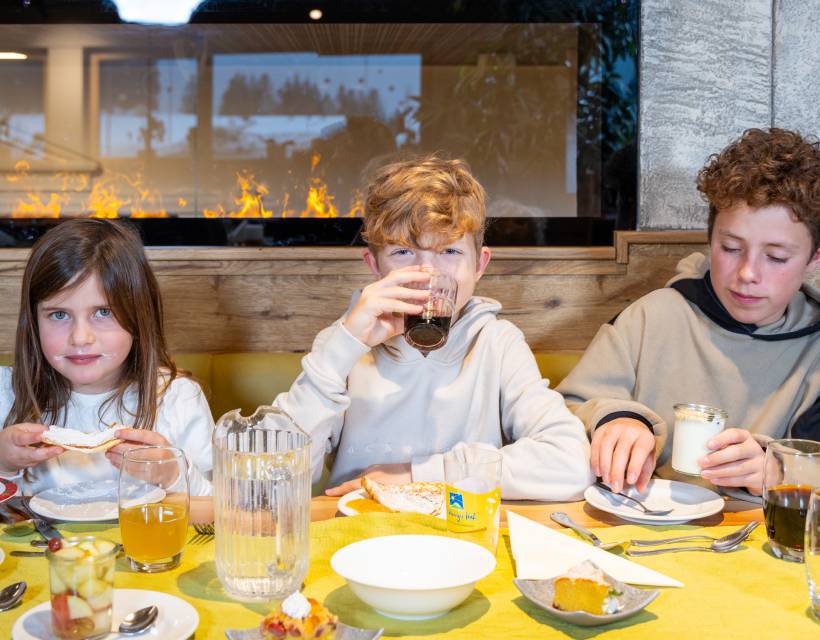 Kinder beim Essen im Restaurant
