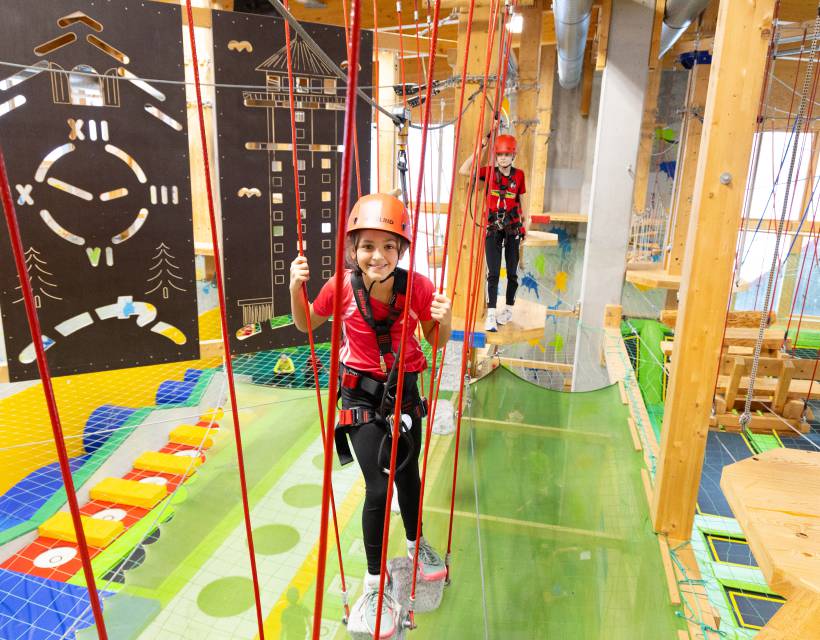 Kinder im Kletterpark in der Fundorena