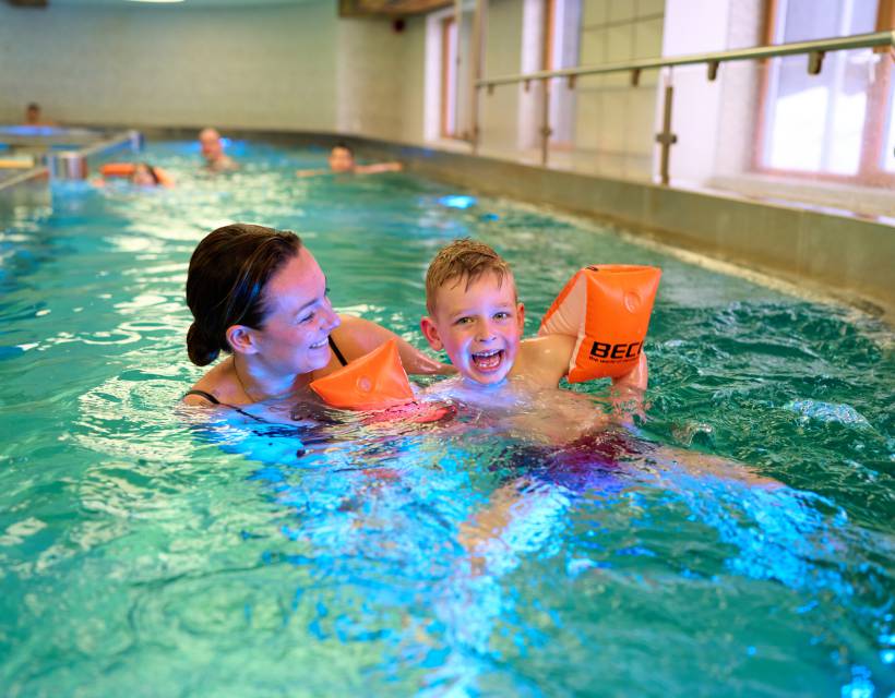 Mama und Sohn mit Schwimmflügel im Strudelino Strudelbecken