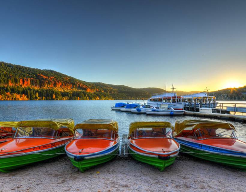 Tretboote am Titisee im Sonnenaufgang