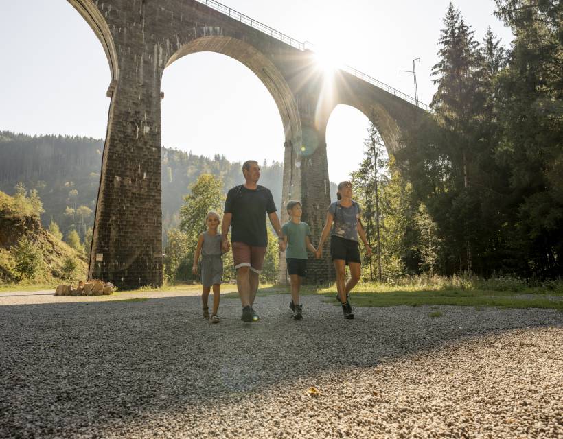 Familie beim Wandern in der Ravennaschlucht