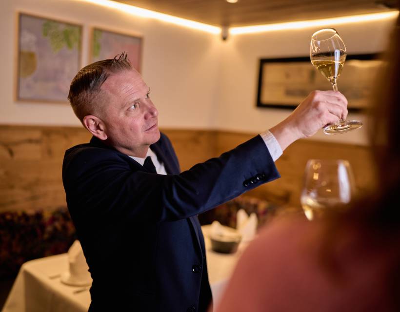 Sommelier beim Weintasting