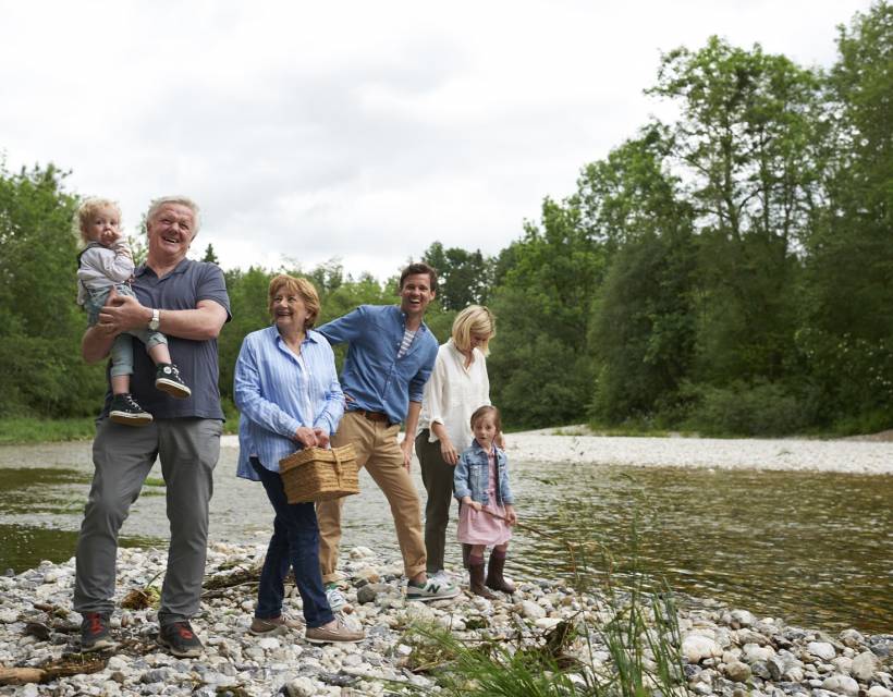 Familie mit Oma und Opa am Fluss