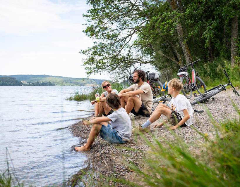Familie macht Radpause am See