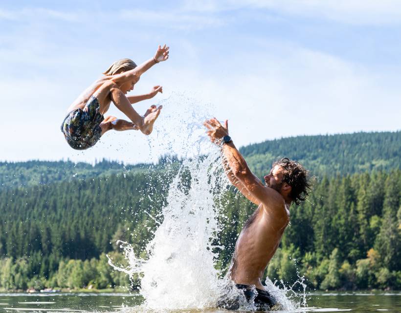 Vater und Sohn beim Baden im See