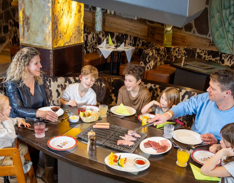 Familie beim Essen im Restaurant Fannys
