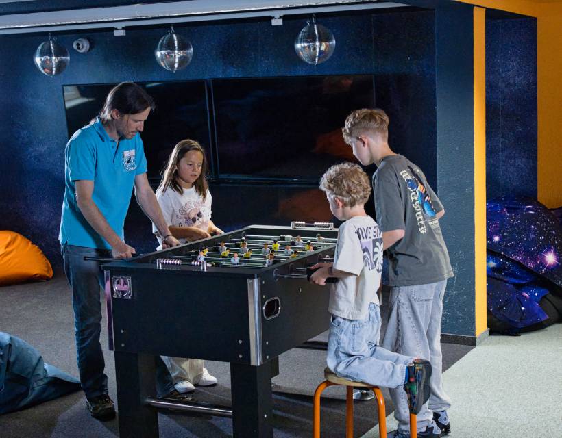 Combien d'heures de garde d'enfants le Feldberger Hof propose-t-il par tranche d'âge ?: Garde d'enfants pour tous les âges - Feldberger Hof 