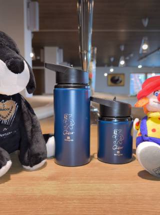 Neue Lieblingsbegleiter: Unsere nachhaltigen Edelstahl-Trinkflaschen sind da! 💧🌿 Symbolfoto