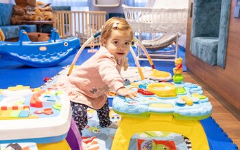 Baby am Spieltisch in der Babylounge