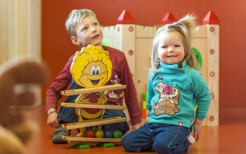 Kinder spielen in der Krabbelstube