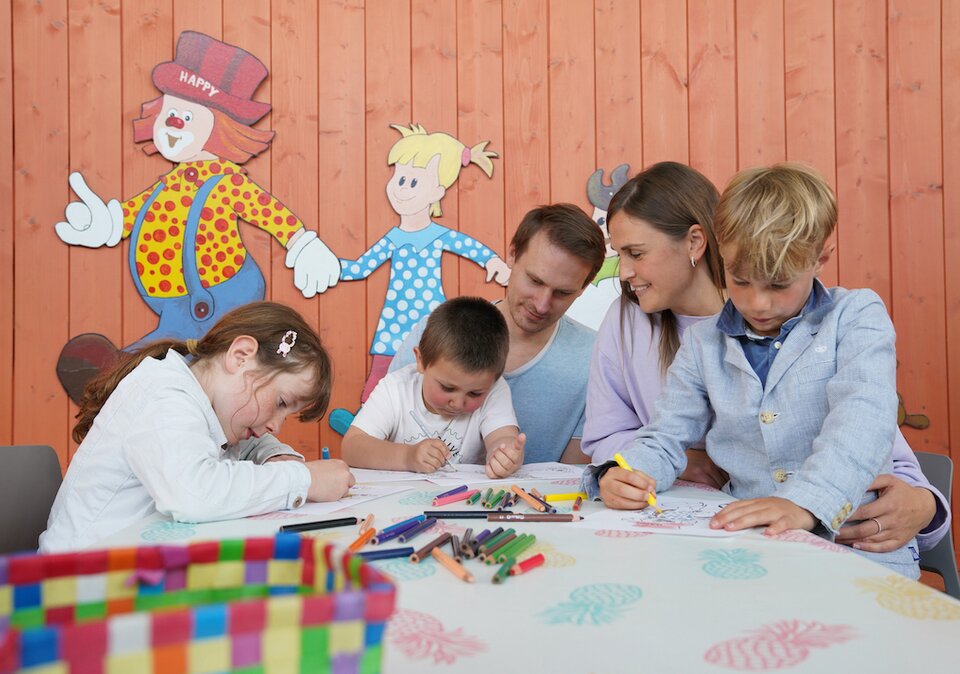 Familie beim Malen in der Kinderwelt