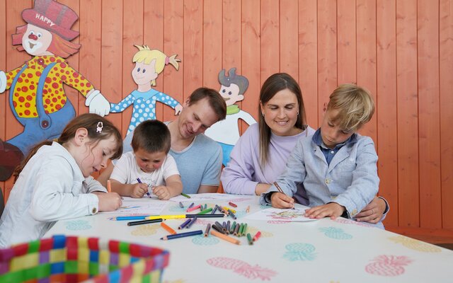 Familie beim Zeichnen in der Kinderwelt