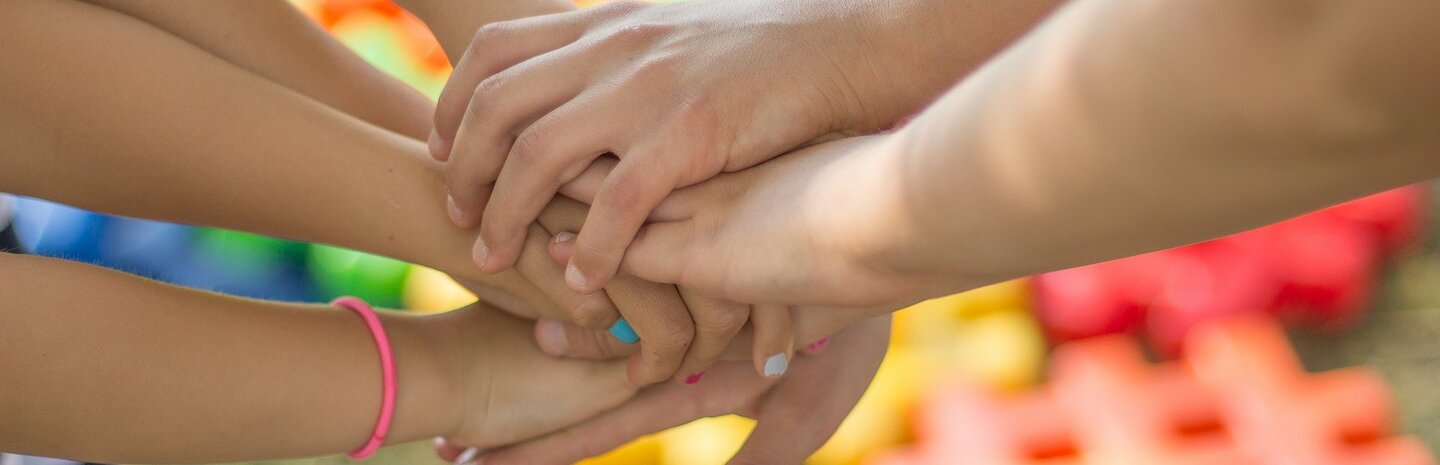 Kinderhände halten zusammen