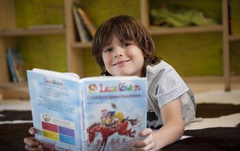 Junge liest Buch