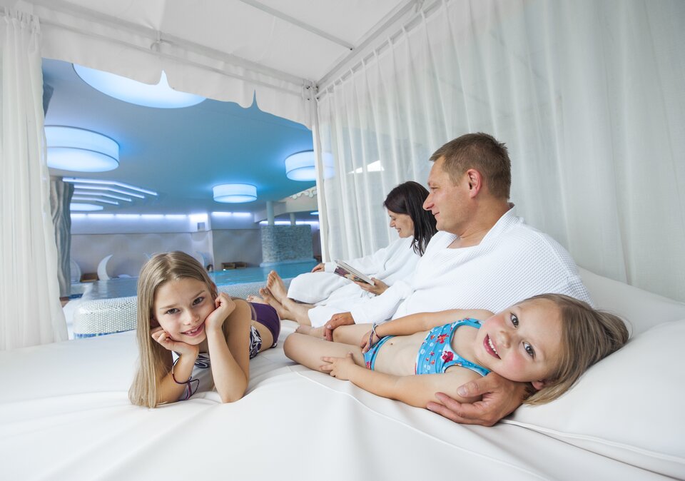 Familie auf Kuschelbett im Hallenbad
