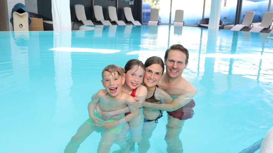 Familie badet im Pool