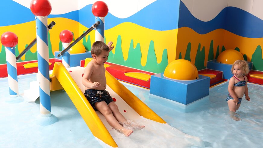 Kinder planschen im Babybecken