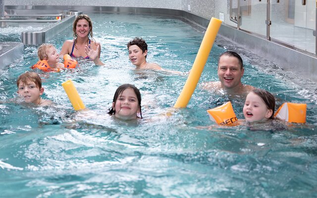 Familie am Kuschelbett im Hallenbad