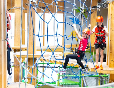 Gäste im Hochseilpark der Fundorena