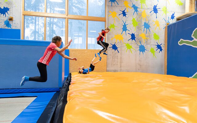 Kinder beim Trampolinhüpfen