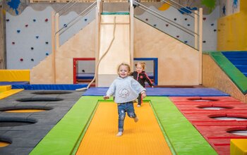 Kleinkinder am Trampolin in der Fundorena