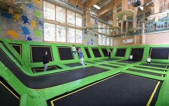 Familie im Trampolinpark der Fundorena