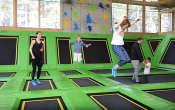 Familie im Trampolinpark der Fundorena