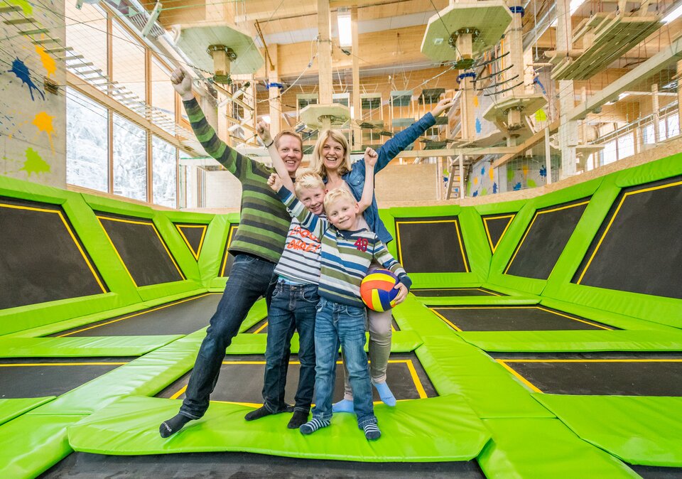 Familie im Trampolinpark der Fundorena