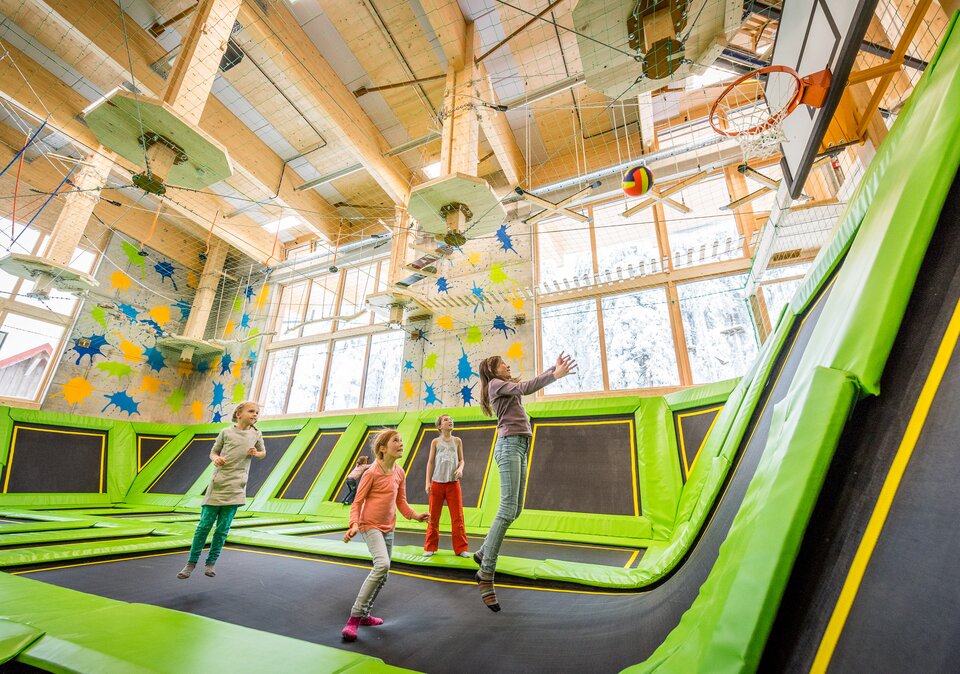 Kinder springen im Trampolinpark der Fundorena