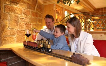 Familie bekommt Cocktails auf einem Zug serviert