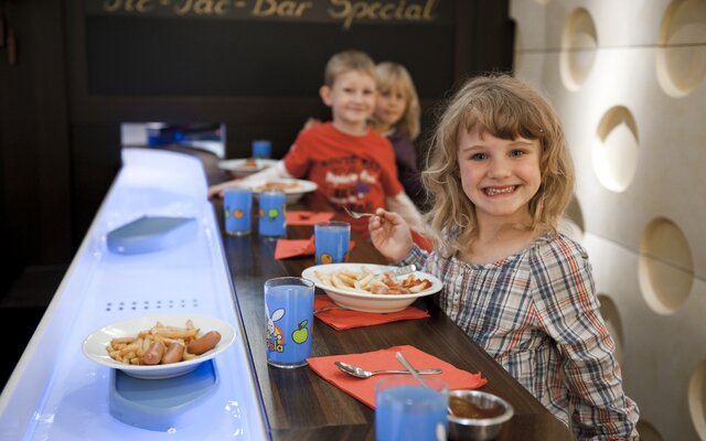 Kinder essen in der Tic-Tac-Bar