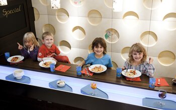 Kinder in der Tic-Tac Bar