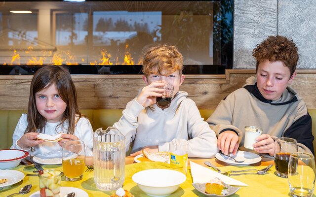 Kinder essen im Wintergarten