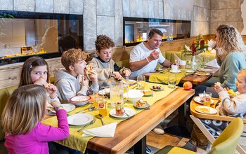 Familie beim Essen im Wintergarten