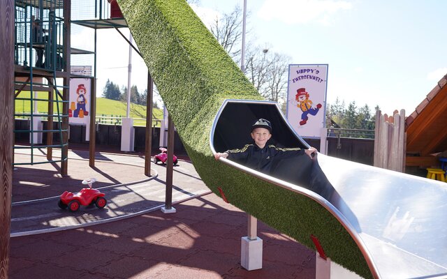 Röhrenrutsche am Kleinkinder-Spielplatz