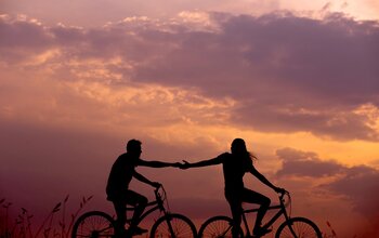 Radfahrer im Sonnenuntergang