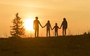 Familie im Sonnenuntergang