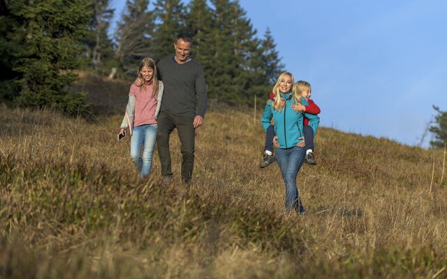 Familie beim Wandern