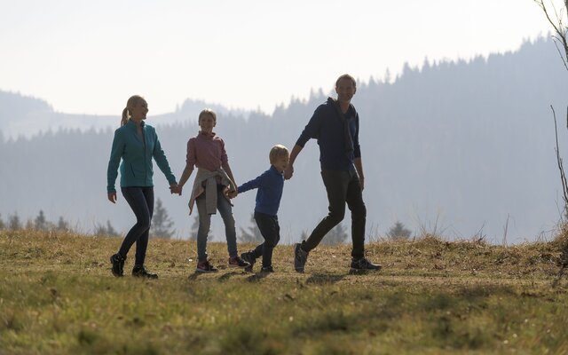 Familie beim Wandern