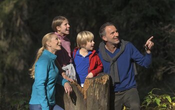 Familie beim Wandern