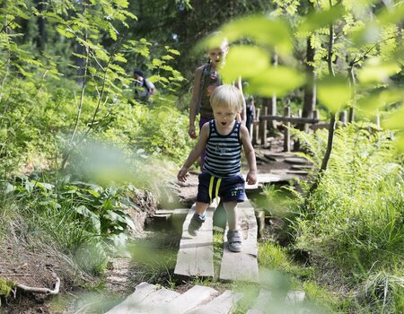 Junge auf Wichtelpfad im Wald