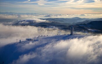 Verschneiter Feldberg im Nebel