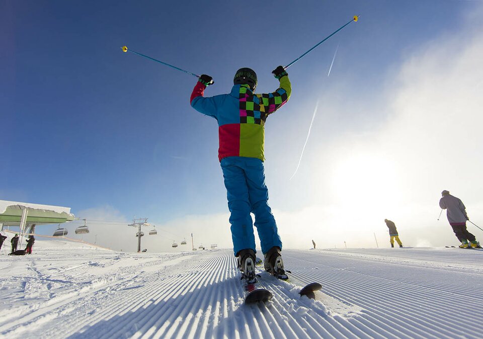 Skifahrer auf Skipiste